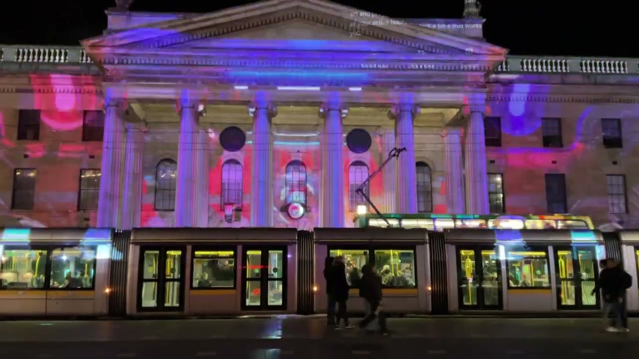 A light display on a Dublin street. Светопредставление на улице Дублина. 