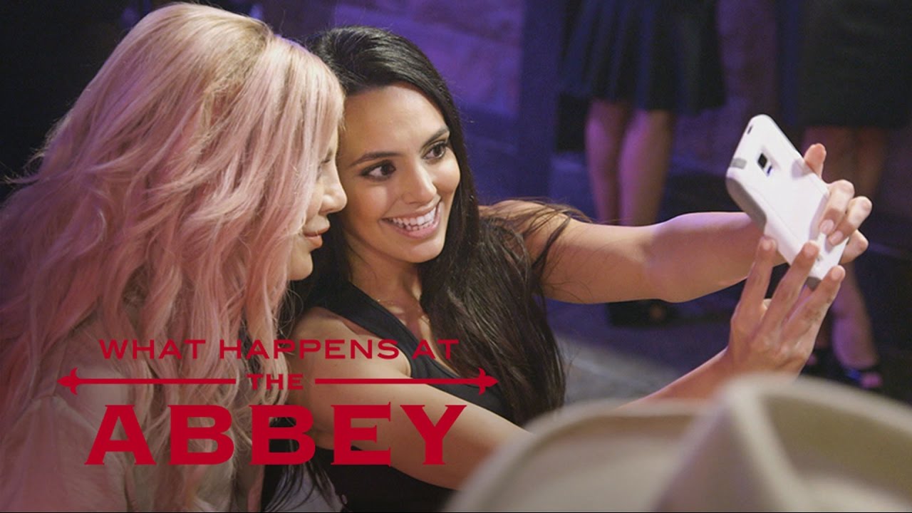 Marissa Gets Starstruck By Tori Spelling | What Happens At The Abbey | E!