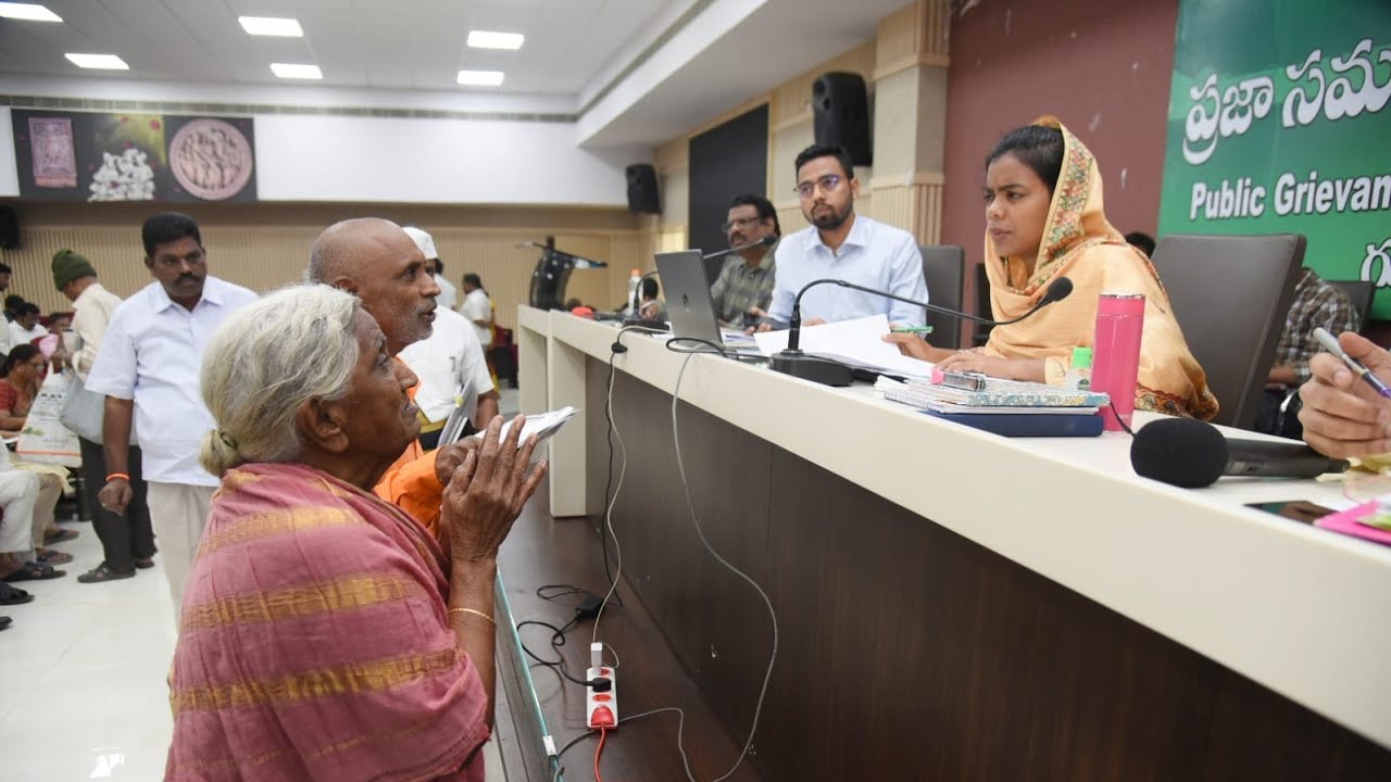 *పి.జి.ఆర్.ఎస్ కు వినతుల వెల్లువ** పి.జి.ఆర్.ఎస్ కు 243 వినతులు*