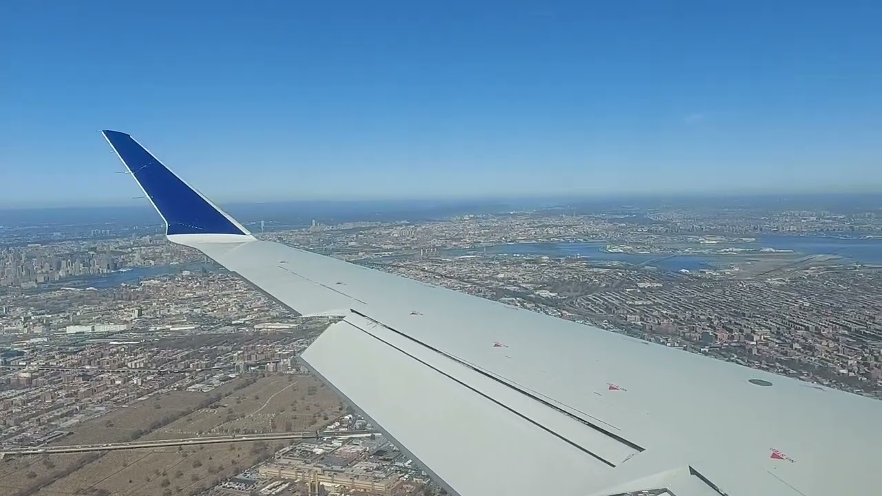 Montréal to New York City's flight with a great view of Manhattan's skyline on 2/13/2023 (4)