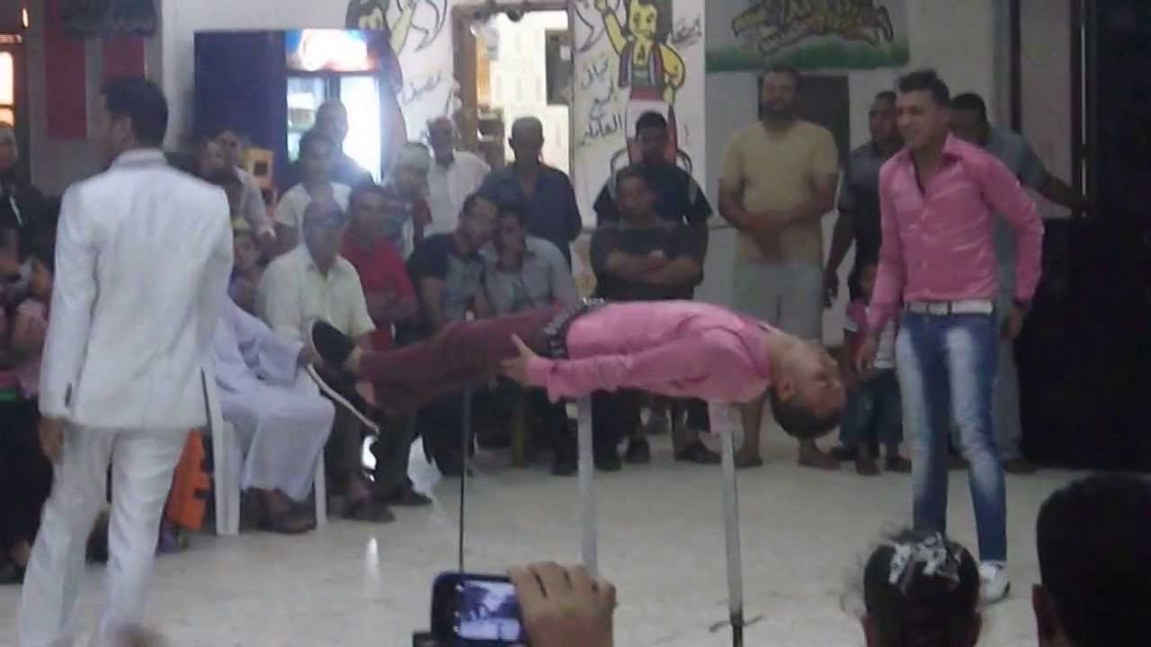 الساحر حسن الصغير مع لعبة السيوف