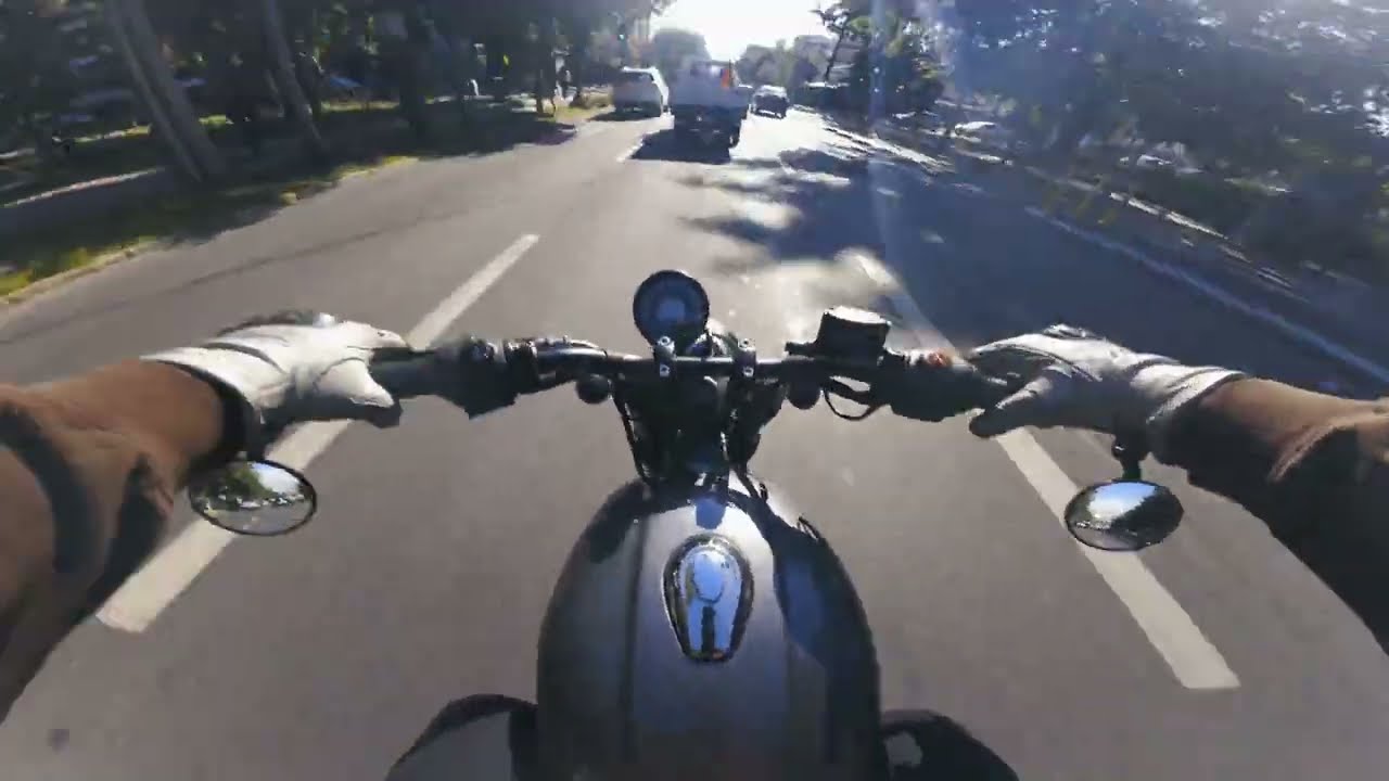 Con la Hunter 350 recorriendo la ciudad Royal Enfield