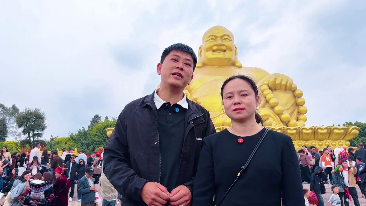 农村夫妻逛庙会，登1999步阶梯到山顶，看19.99米弥勒大佛