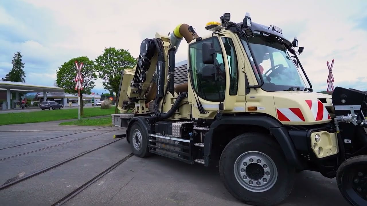 Unimog im Einsatz: Unimog Zweiwege Saugm&auml;her von M&uuml;ller Frauenfeld