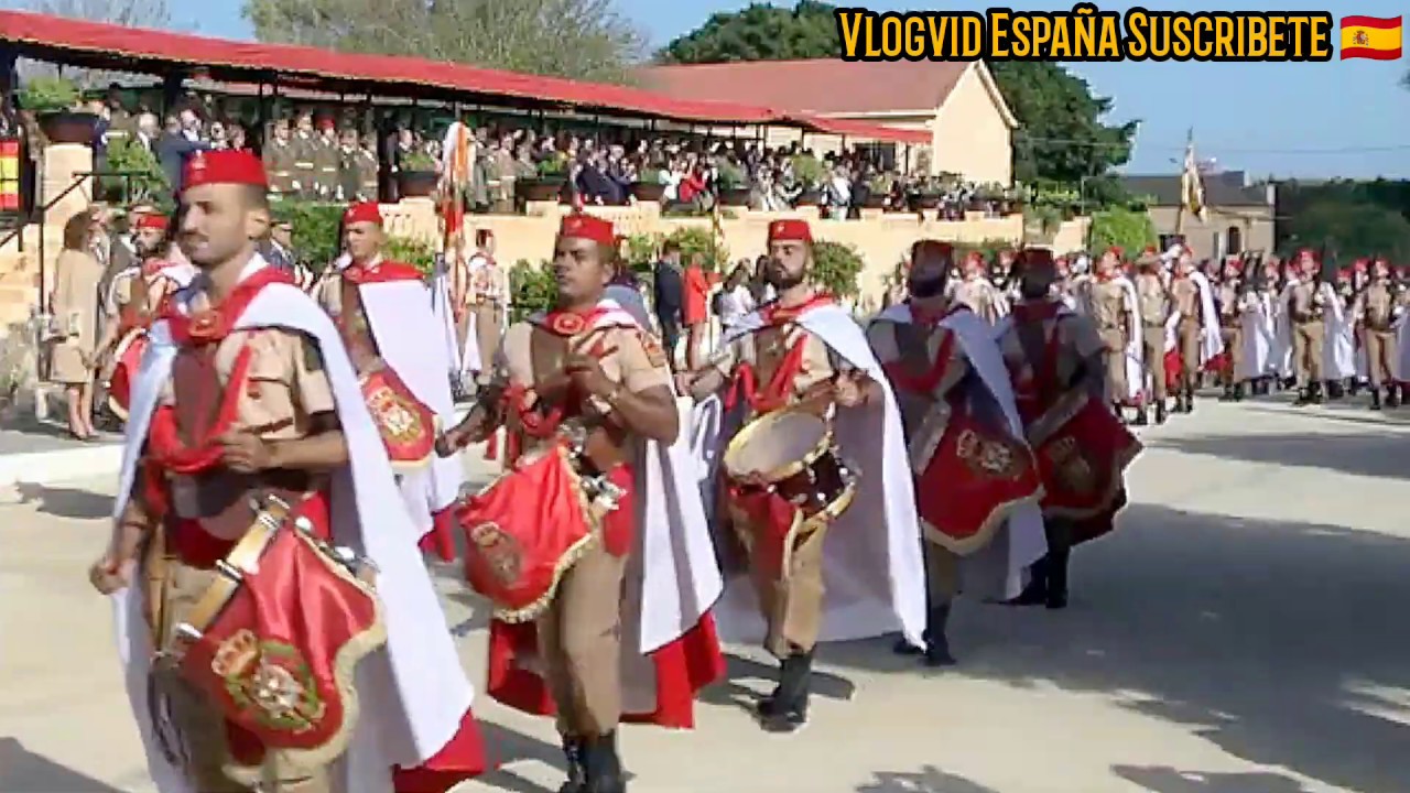 La Legión y Regulares desfilan juntos a 160 pasos por minuto y con un solo corazón.