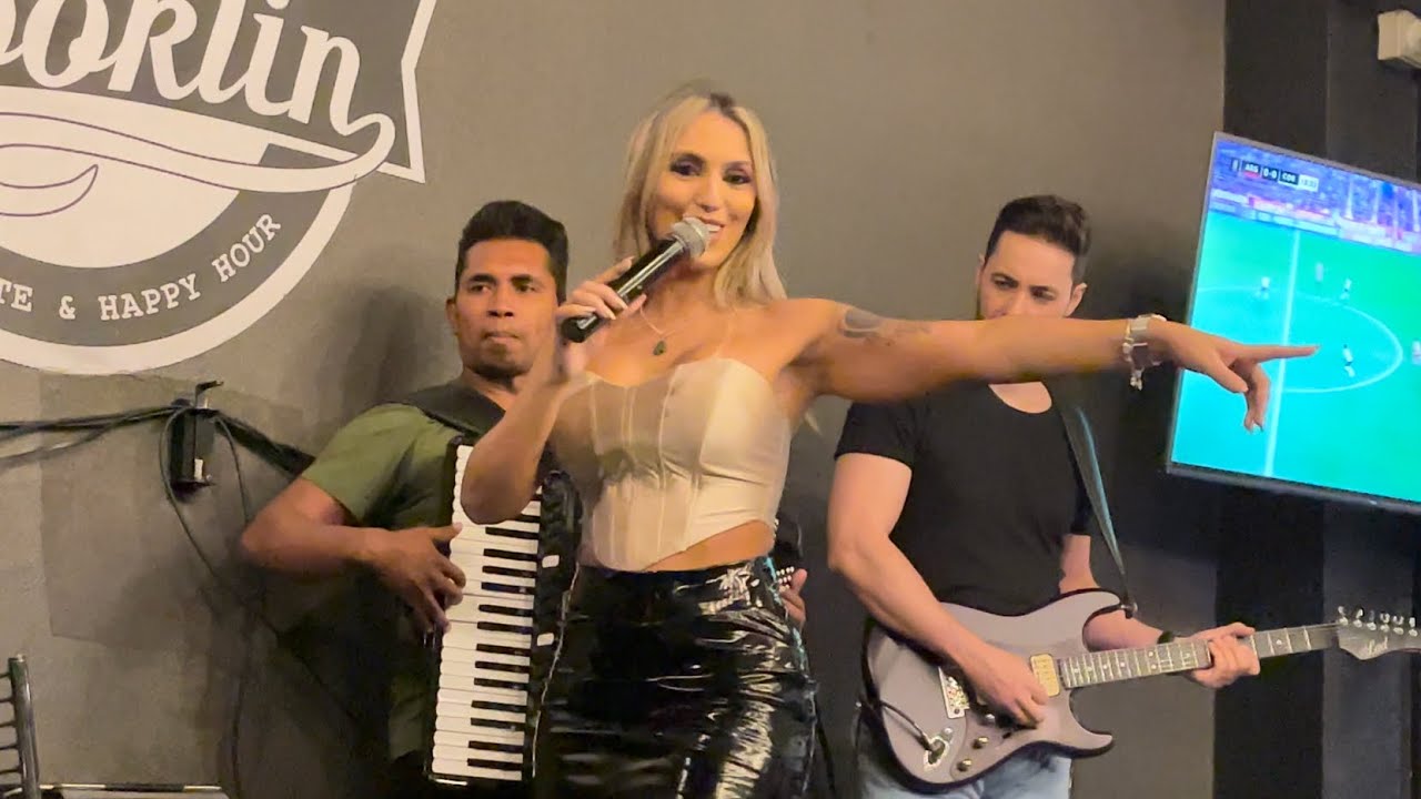 A LOIRINHA @RenataTardony QUE CANTAVA NA AVENIDA PAULISTA FAZENDO SHOW EM SÃO PAULO