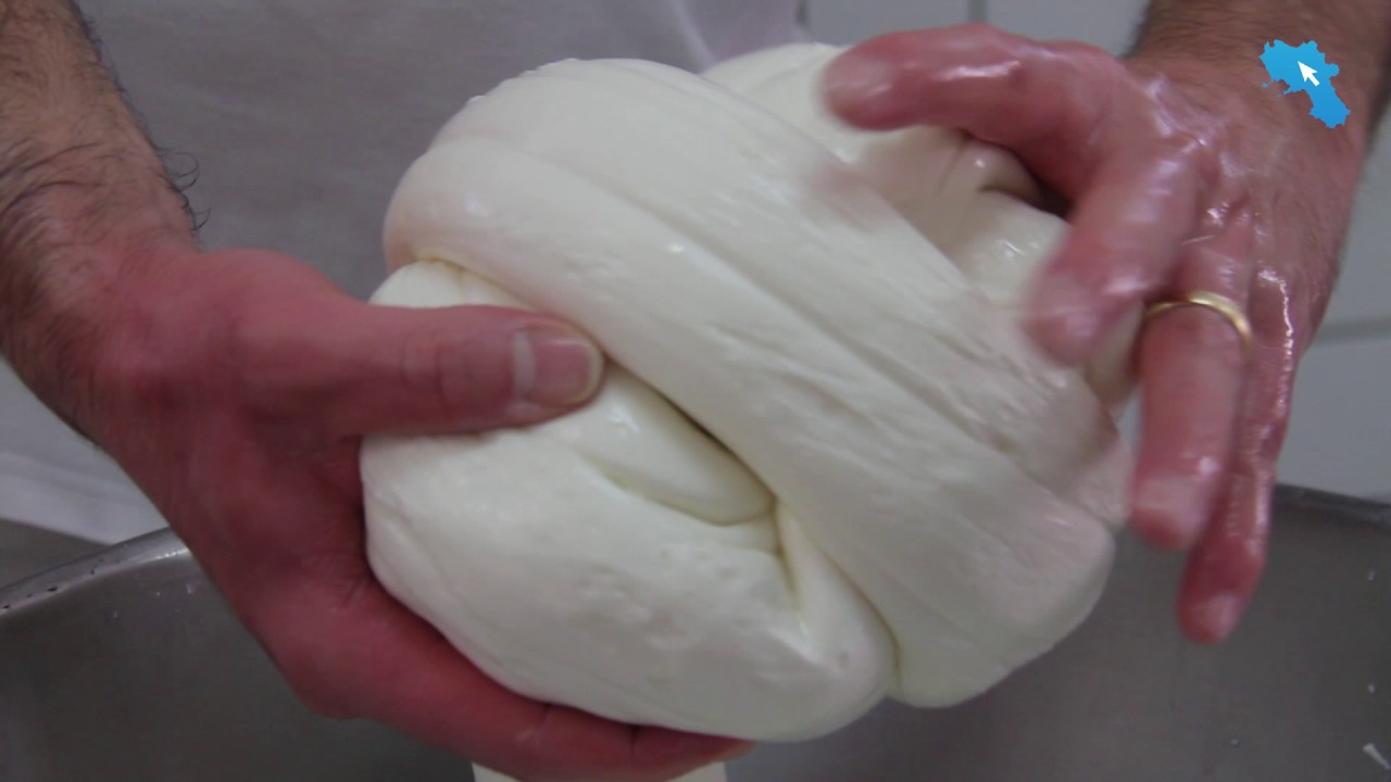 L'arte di creare il Provolone del Monaco