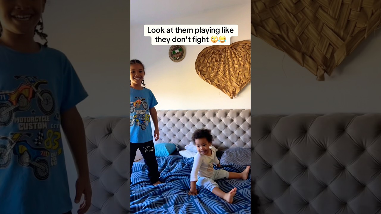 Посмотрите, как они играют, будто не ссорятся 🙄😂