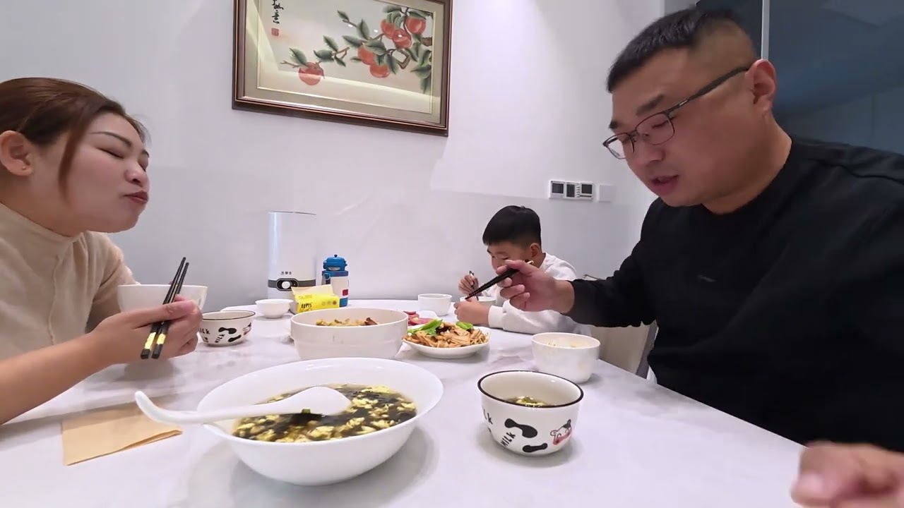 周末休息，在家做几道简单家常菜，边吃边聊，幸福其实很简单。