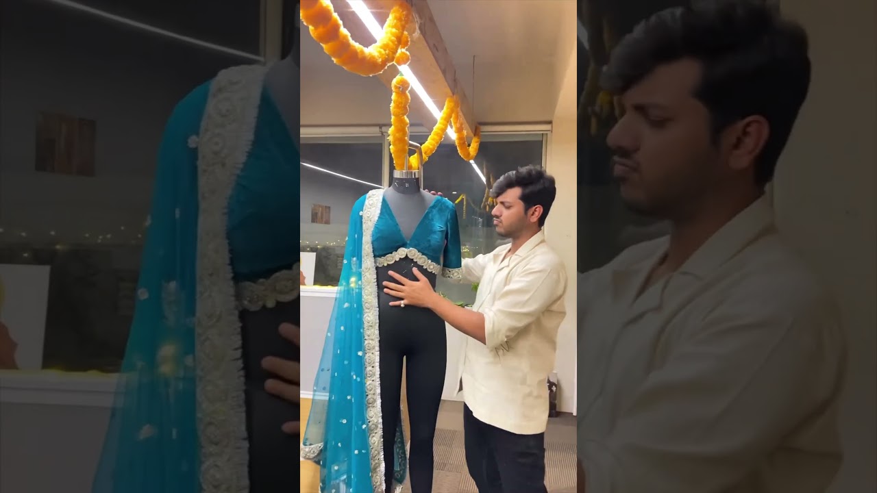 Apka kya khayal hai ?? Ye blouse abhi thoda fika hai ya ye neckline jaisa ek dum teekha hai?
