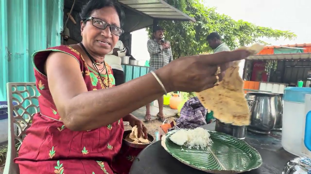 కర్నూల్ హోటల్ లో చికెన్ అన్నం తింటున్నాం 
