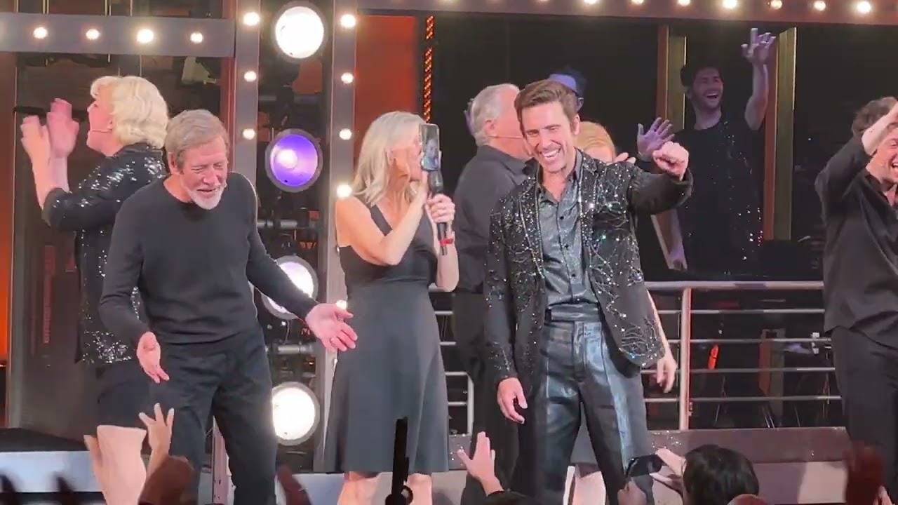 A beautiful noise broadway final sweet Caroline with Neil diamond