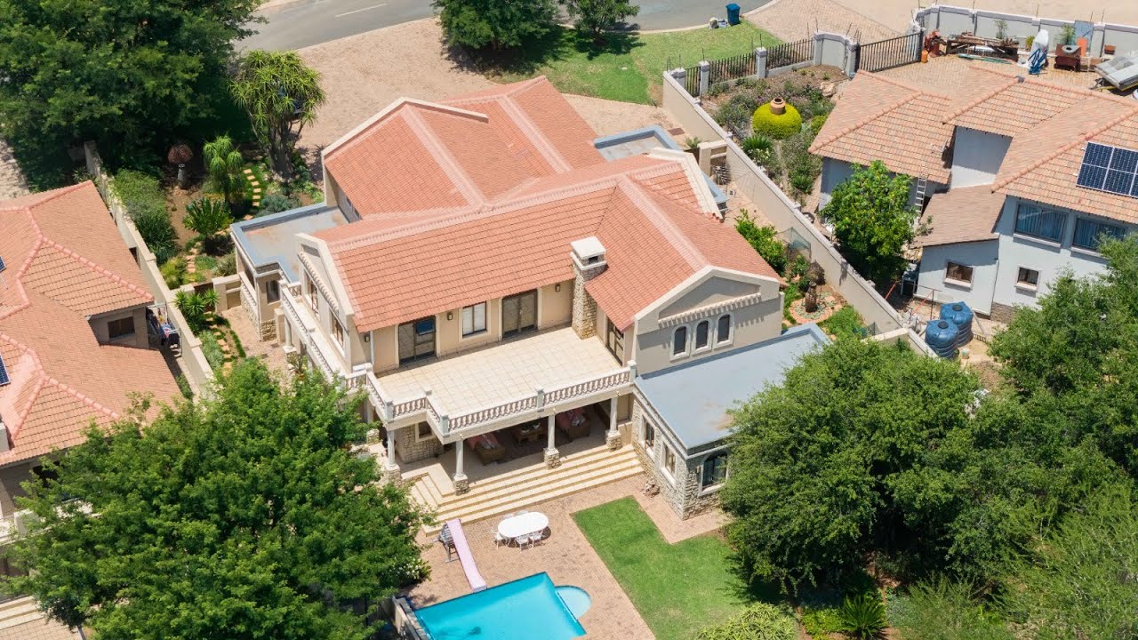 4-Bedroom Masterpiece in Pebble Rock Golf Village