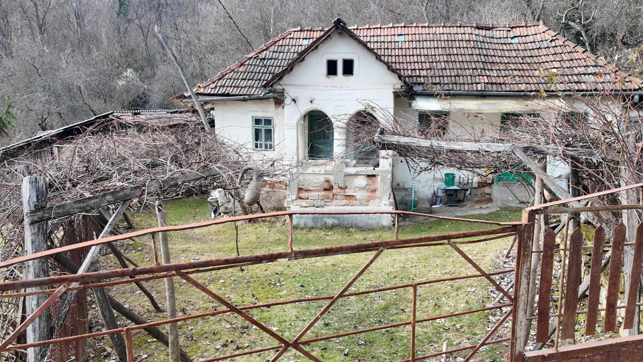 Satul unde a mai rămas o singură casă locuită. Vărăteci, Vâlcea