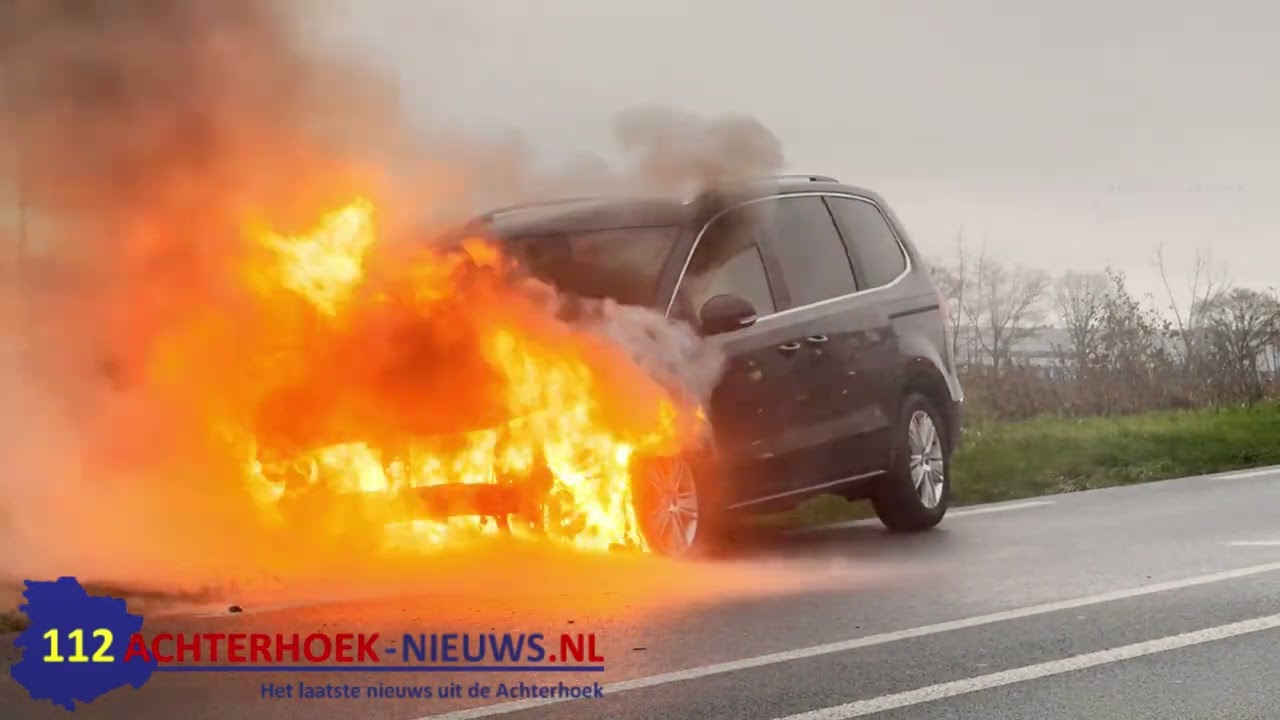 Auto zwaar beschadigd door brand op de Burgemeester van Breemenweg N316 in Azewijn