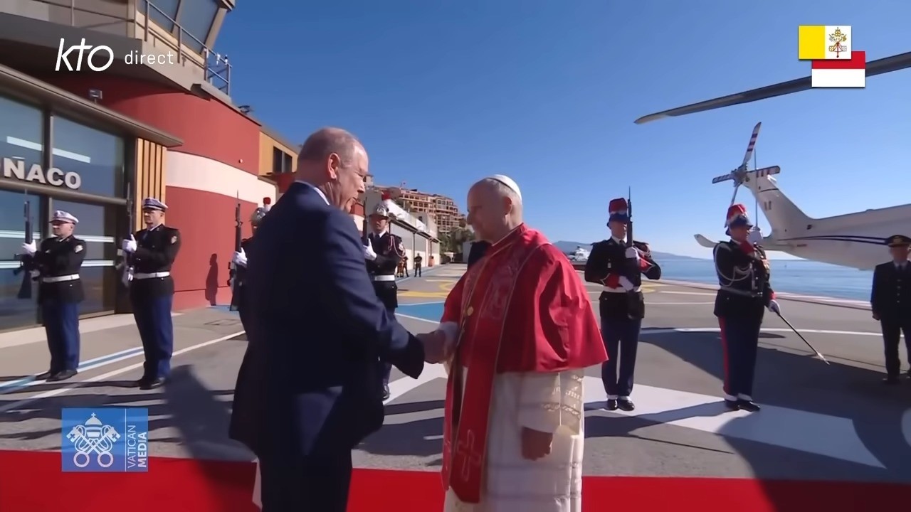 #Pape&agrave;Monaco Arriv&eacute;e de L&eacute;on XIV &agrave; l'h&eacute;liport de Monaco et accueil officiel