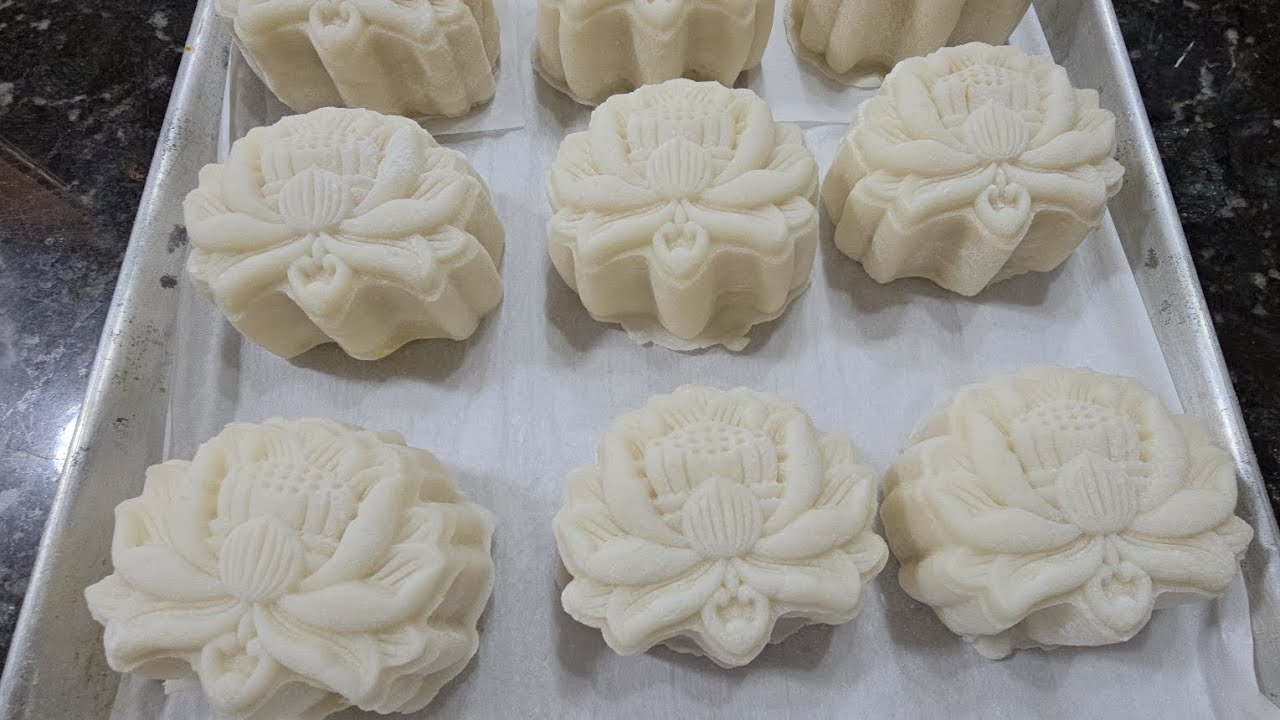Bánh Dẻo nhân hạt sen đậu xanh. Bánh thơm mùi hoa bưởi,  Bánh Dẻo ngon không thể tưởng....