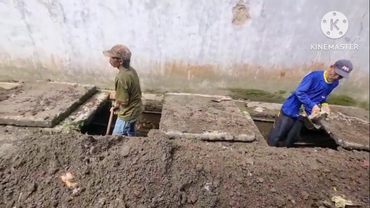 Kerja Bakti Gotong Royong Membersihkan Selokan Rt 09 Rw 07 di Musim Penghujan 