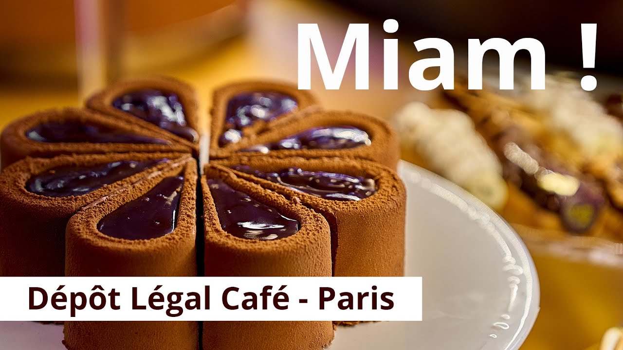 Le D&eacute;p&ocirc;t L&eacute;gal Caf&eacute; &agrave; Paris avec son incroyable buffet de p&acirc;tisseries