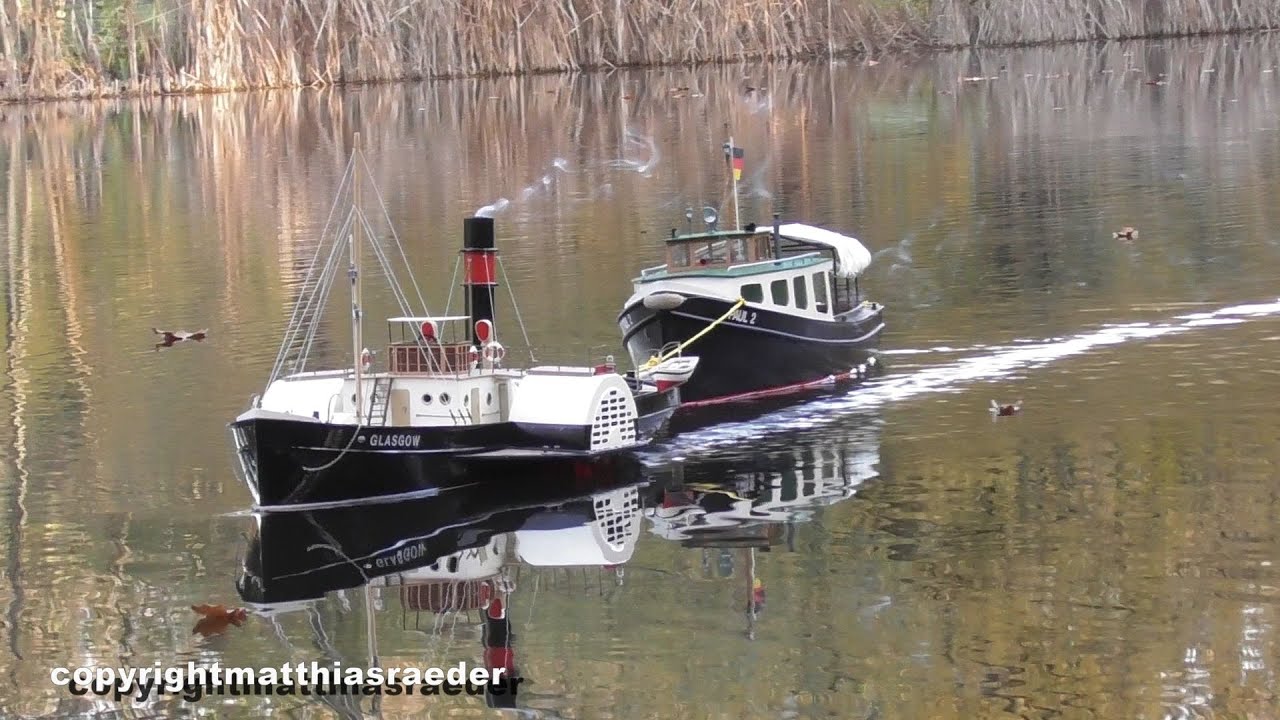 Paddle steam tug Glasgow during the towing maneuver. / Raddampfschlepper Glasgow beim Schleppmanöver