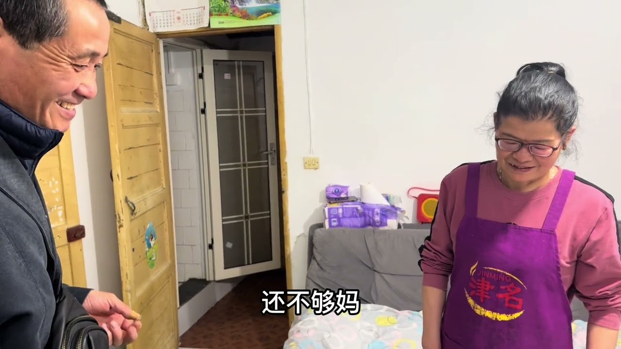 老爹出摊第一天，俩小时就卖光了50份烤鸡，看看挣了多少钱