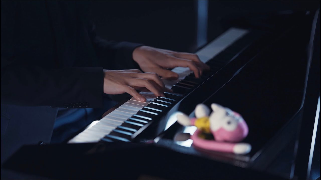 横浜の夜景で「夜に駆ける（Yoru ni Kakeru）」を弾いてみた【ピアノ】