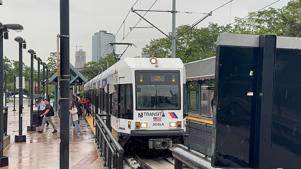 HBLR - Evening rush hour at Liberty State Park