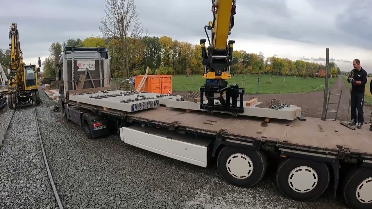 Weichenschwellen abladen/ Liebherr 900 und Rail 922 mit Engcon Tiltrotator und Palettengabel