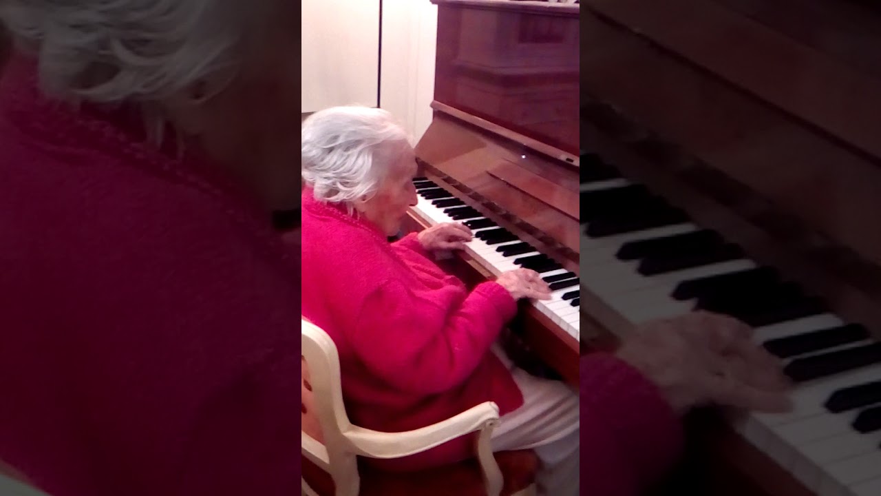 Bisnonna che suona il piano, 108 anni