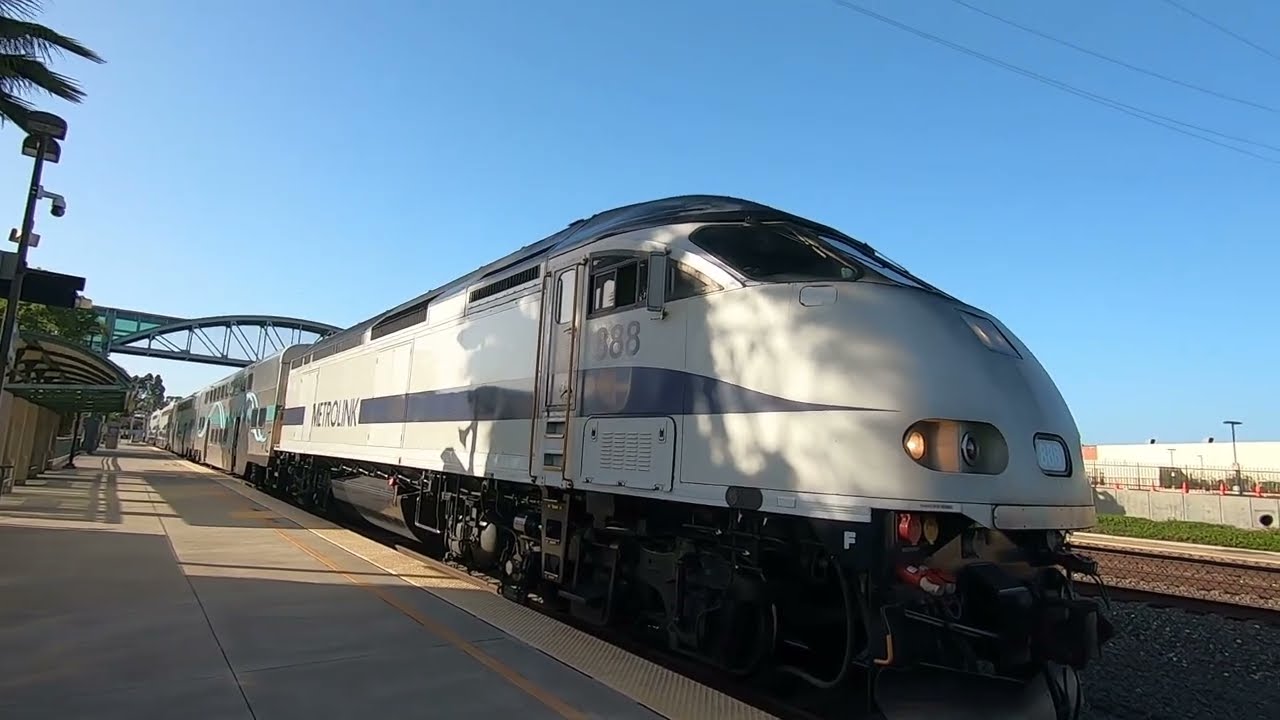 Metrolink MP36PH-3C with Funky Engine Sound