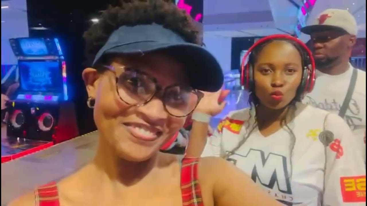 Vlog: Bowling with friends 🎳🎀// Unexpected photoshoot? 📸//Come with me🥳😍