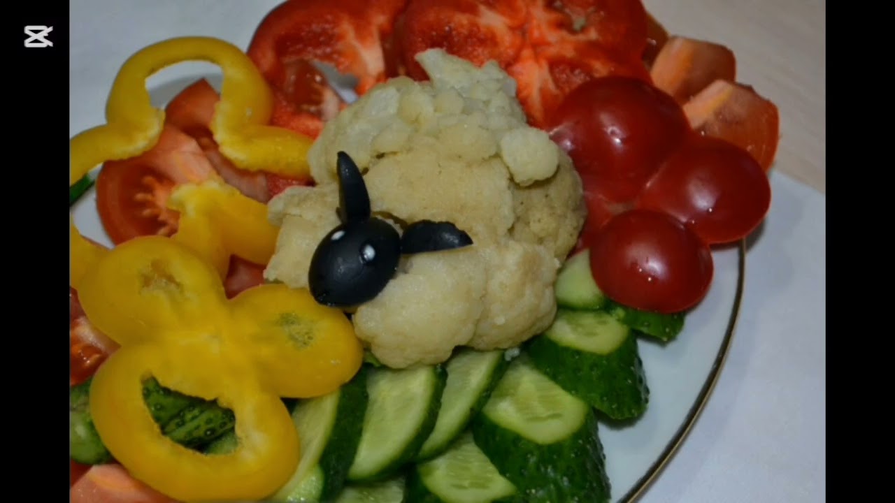 Теплый салат с курицей и овощами