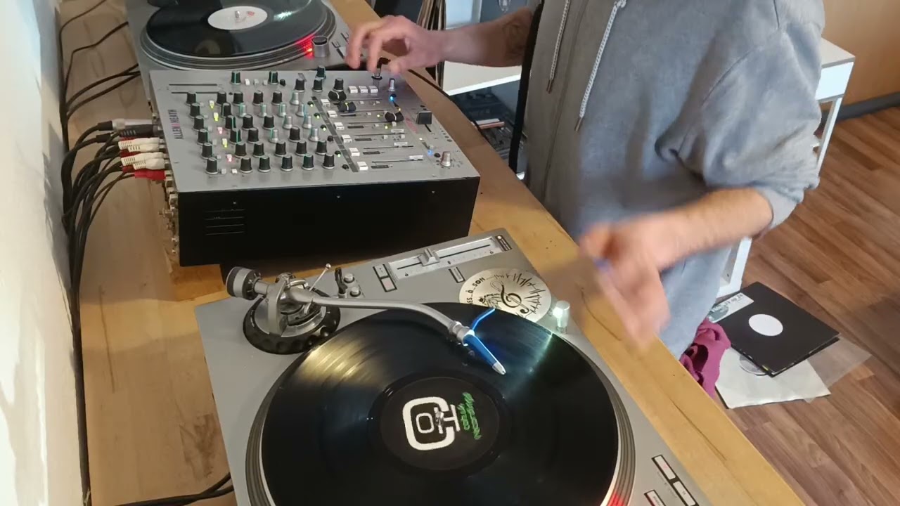 back with a 100% vinyl old school techno mix.