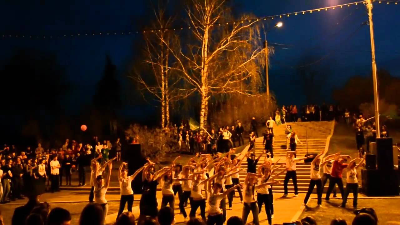 Танцевальный флеш-моб в башкирских футболках.