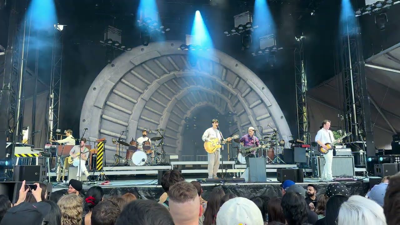VAMPIRE WEEKEND 