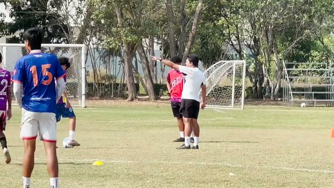 พัฒนาการเล่นเกมรุกโดยการครอบครองบอลในพื้นที่แดนกลางเพื่อสร้างโอกาสในการทำประตู