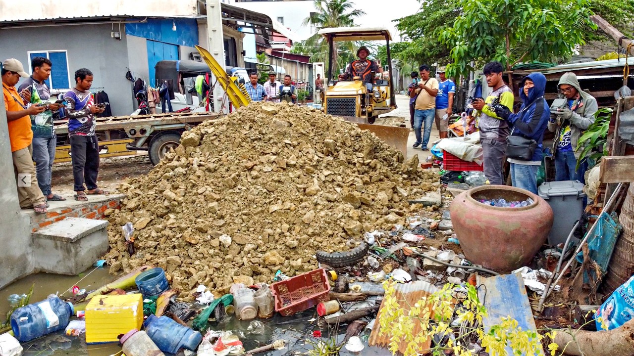 First Start A New project! Land filling Delete Garbage by Bulldozer with 5ton Trucks