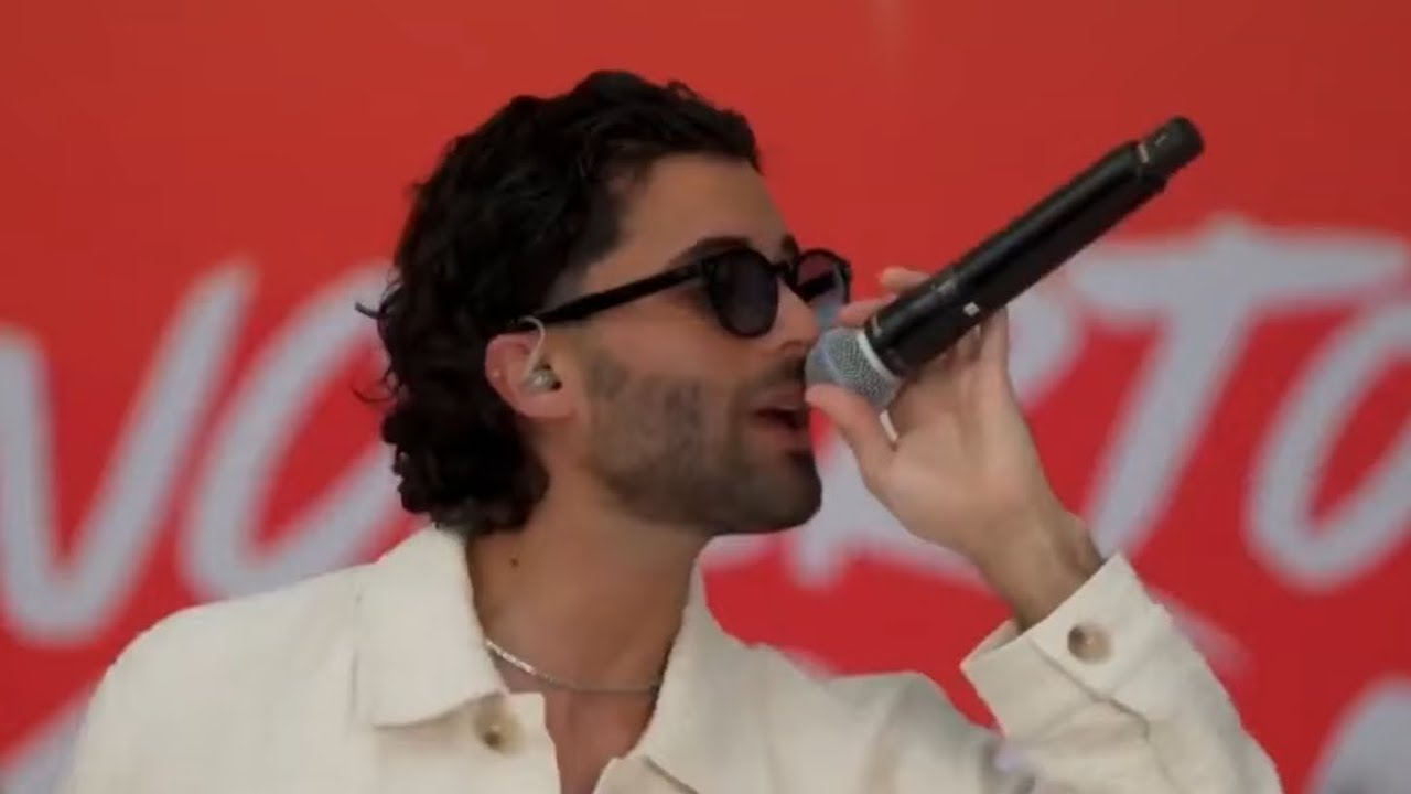 ▪︎ Erick Brian presentando en vivo Honey moon 