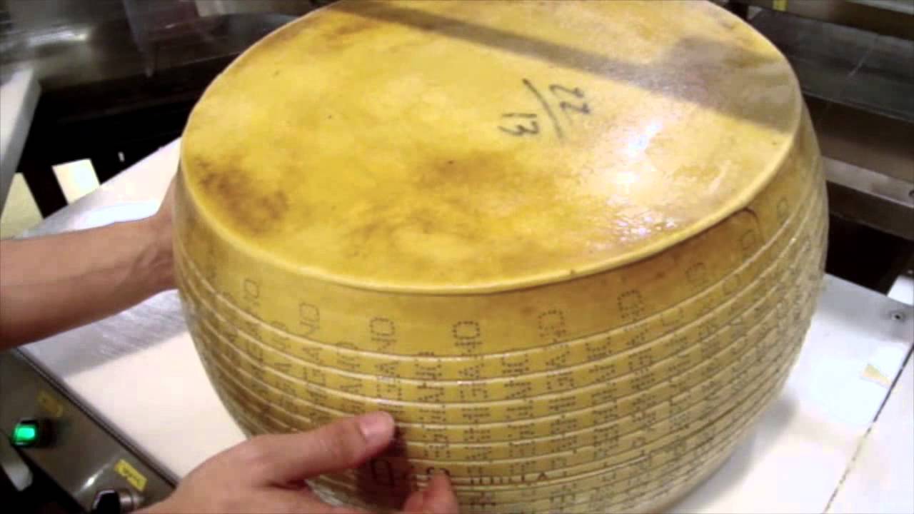 Tagliare orizzontalmente il formaggio. To cut horizontally the cheese
