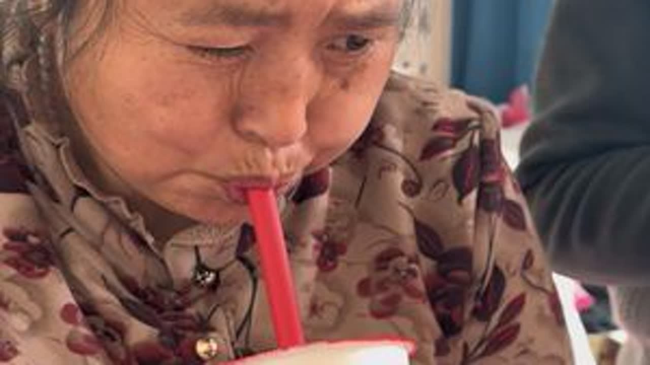 普通一杯奶茶能让妈妈高兴一整天！这可能就是被在乎的感觉吧！马上过年了，苹果都是精品装哦，放心购！#记录真实生活 #农村生活 #婆媳 #三农 #苹果