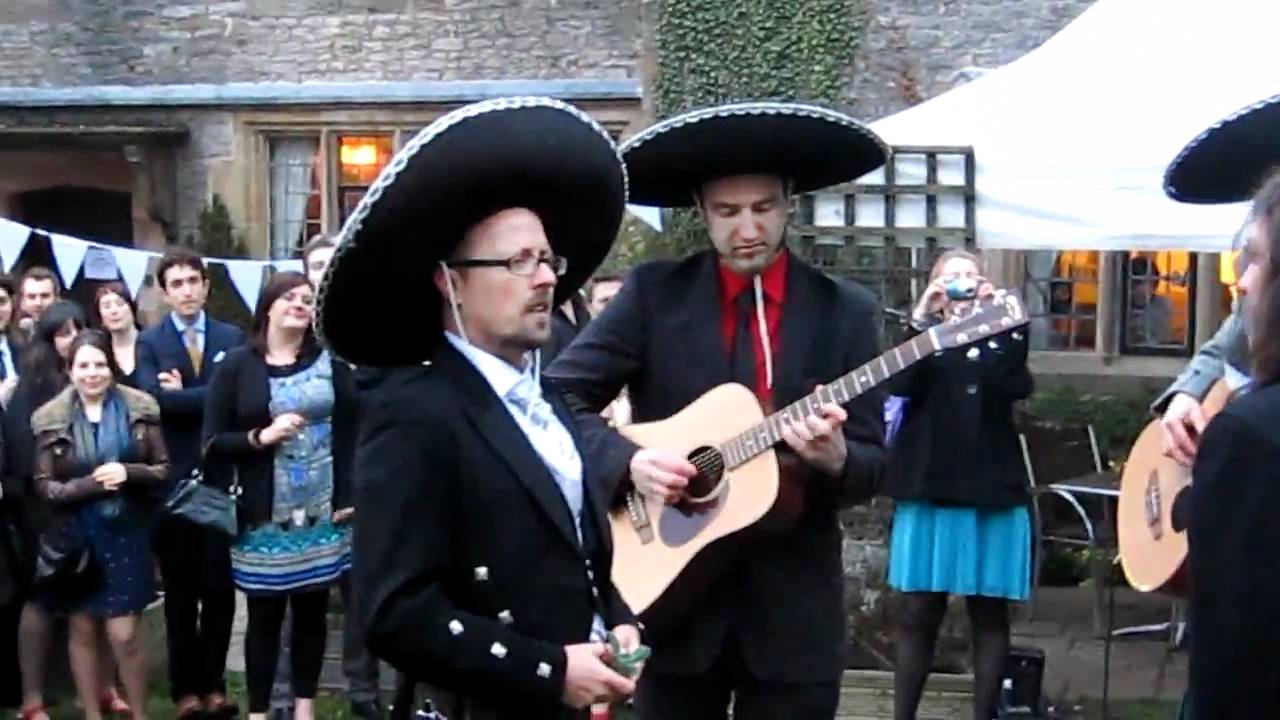 Scottish Mariachis sing Burbujas de Amor at wedding.