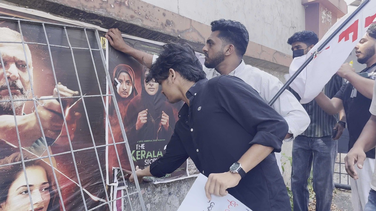 പോസ്റ്ററുകൾ കീറി; വടകരയിൽ കേരളാ സ്റ്റോറി പ്രദർശനം തടഞ്ഞ് ഡി വൈ എഫ് ഐ