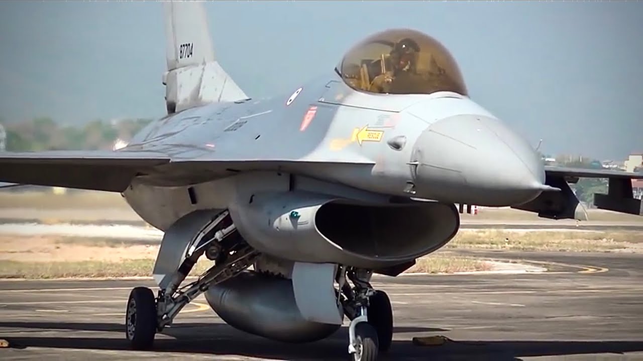 RTAF F-16 103 Sqn Take off @ Chiang Mai 2015.