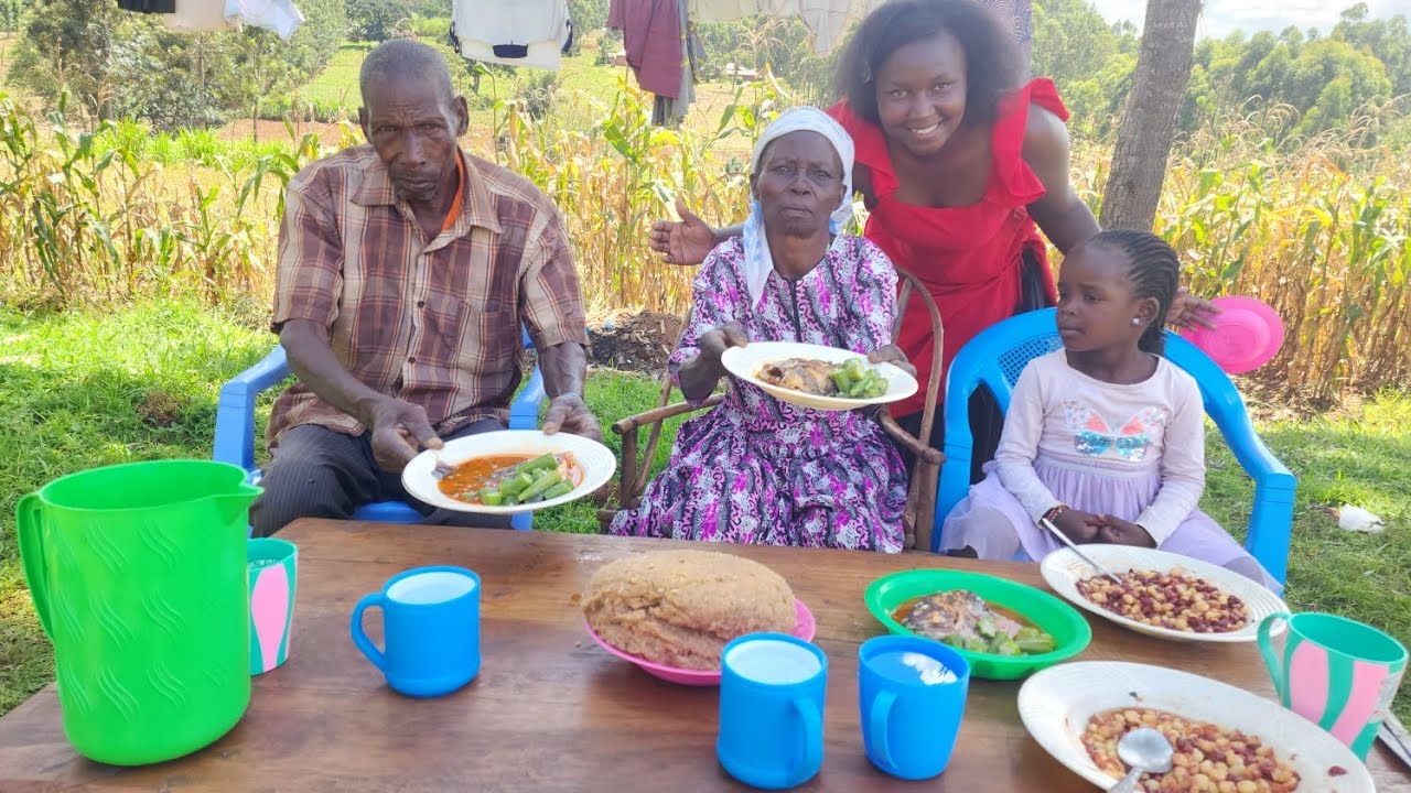 COOK SOME FISH  SOUP FOR ELDERLY COUPLES IN MY VILLAGE//AFRICAN VILLAGE #COOKING FOR THE ELDERLY 