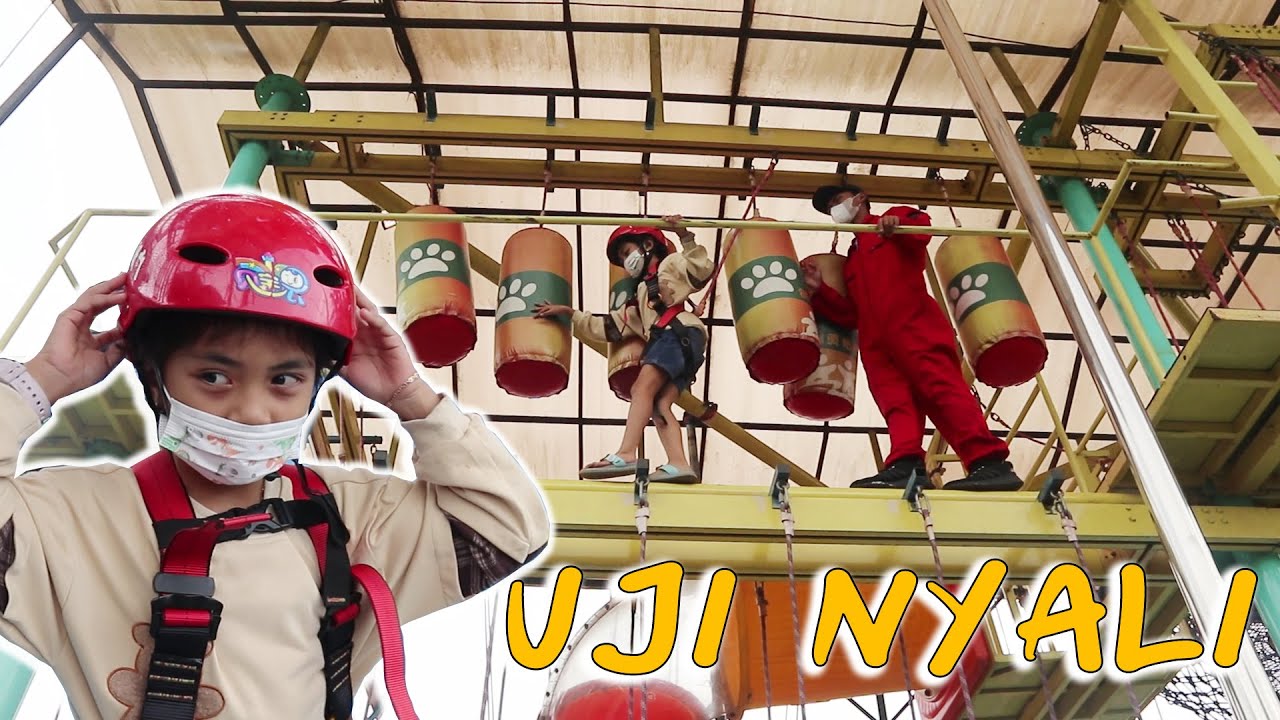Uji Nyali Menyelesaikan Halang Rintang Outbound di Kota Mini Lembang Bandung