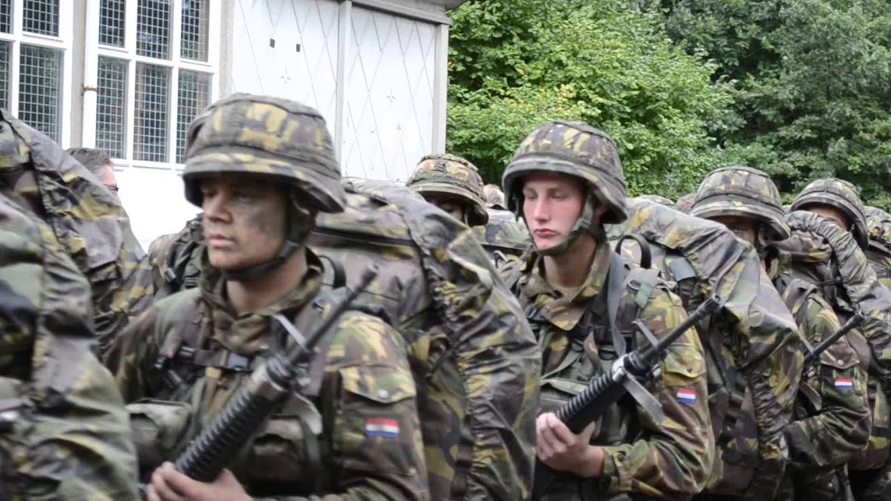 Binnenkomst eindoefening Allison Samallo op kazerne Oirschot. 20-09-2013