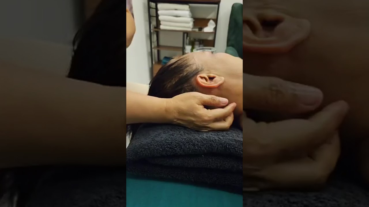 Head massage with warm oil นวดหัวน้ำมันอุ่น