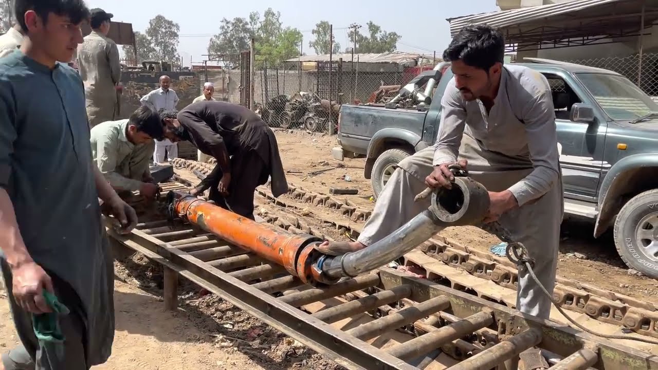 Hydraulic Cylinder Rod is Stuck and Bend Due to the Hitting of Heavy Stone | Check How it's repaired