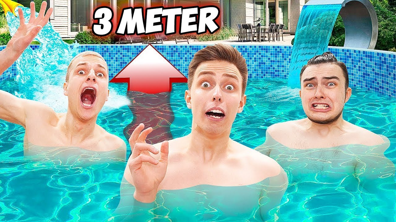 Zeit haben, um aus dem Schwimmbad, der mit Wasser gefüllt ist, zu bekommen