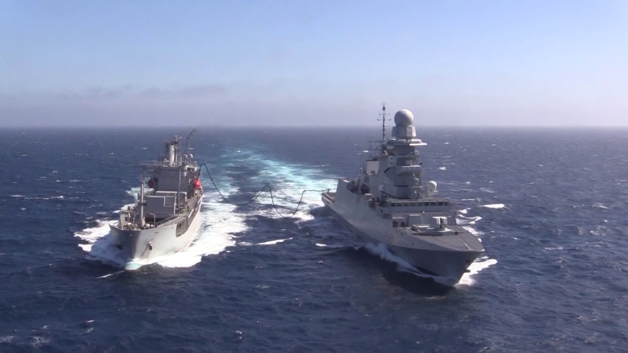 Marina Militare - Rifornimento laterale di nave Carabiniere con la rifornitrice neozelandese
